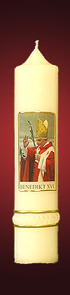 Altarkerze verziert Papst Benedikt XVI.